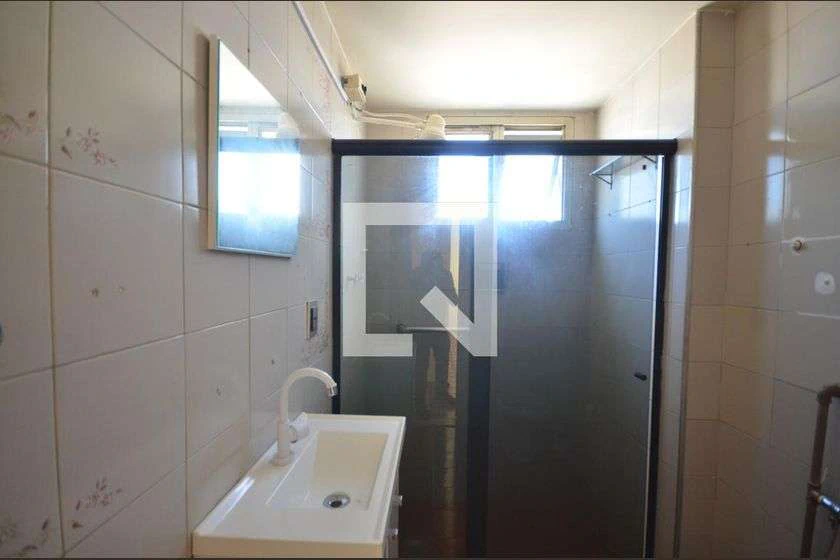 Apartamento com 2 quartos e box de vidro no banheiro — photo 14