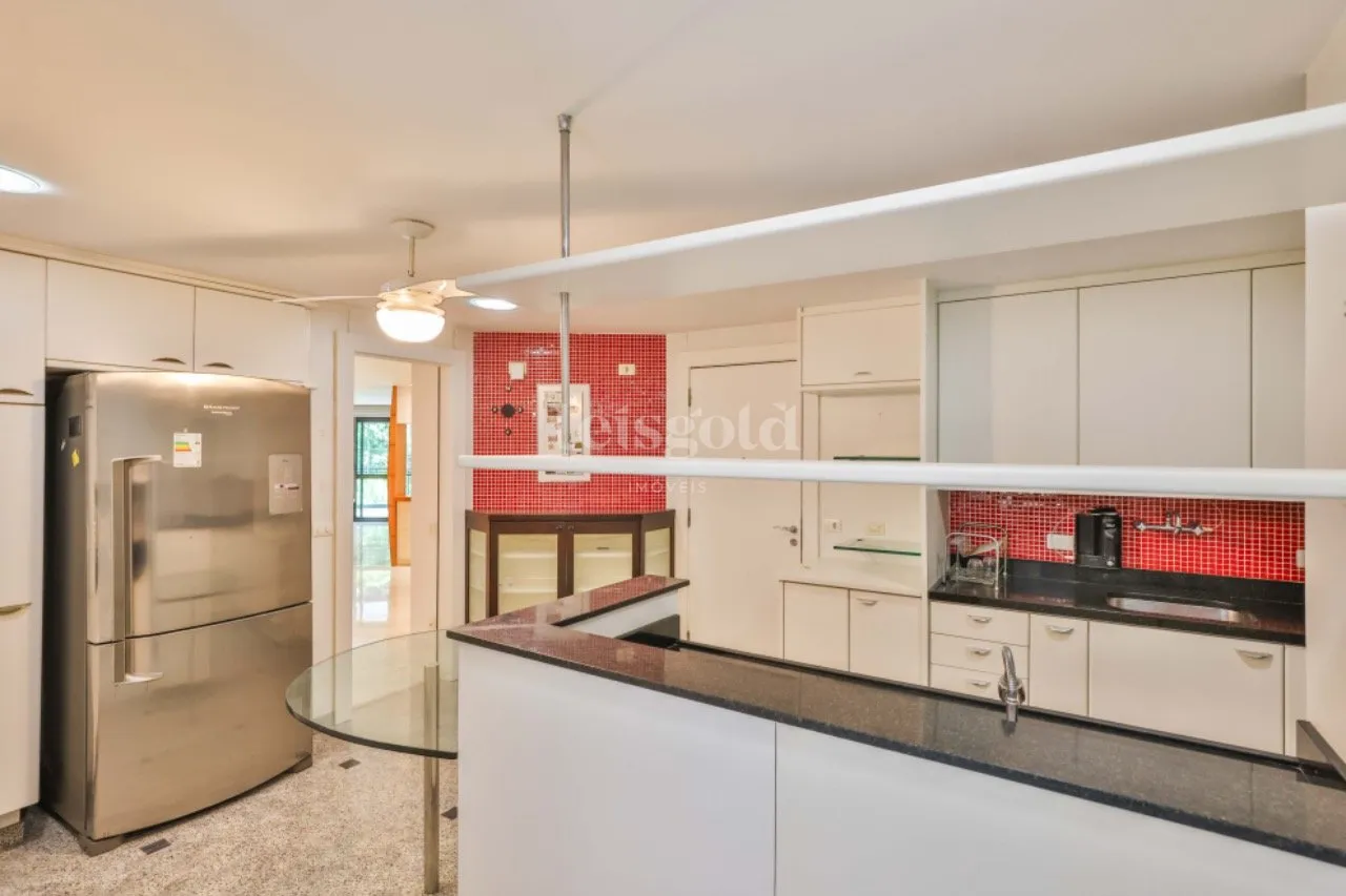 Floor-to-ceiling windows in a 2-bedroom apartment, 230 m² — photo 8