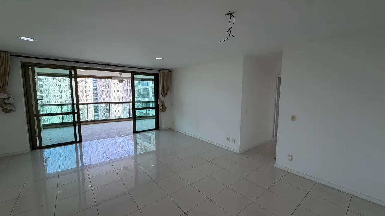 157 m² apartment with 4 bedrooms, 3 baths, balcony — photo 6