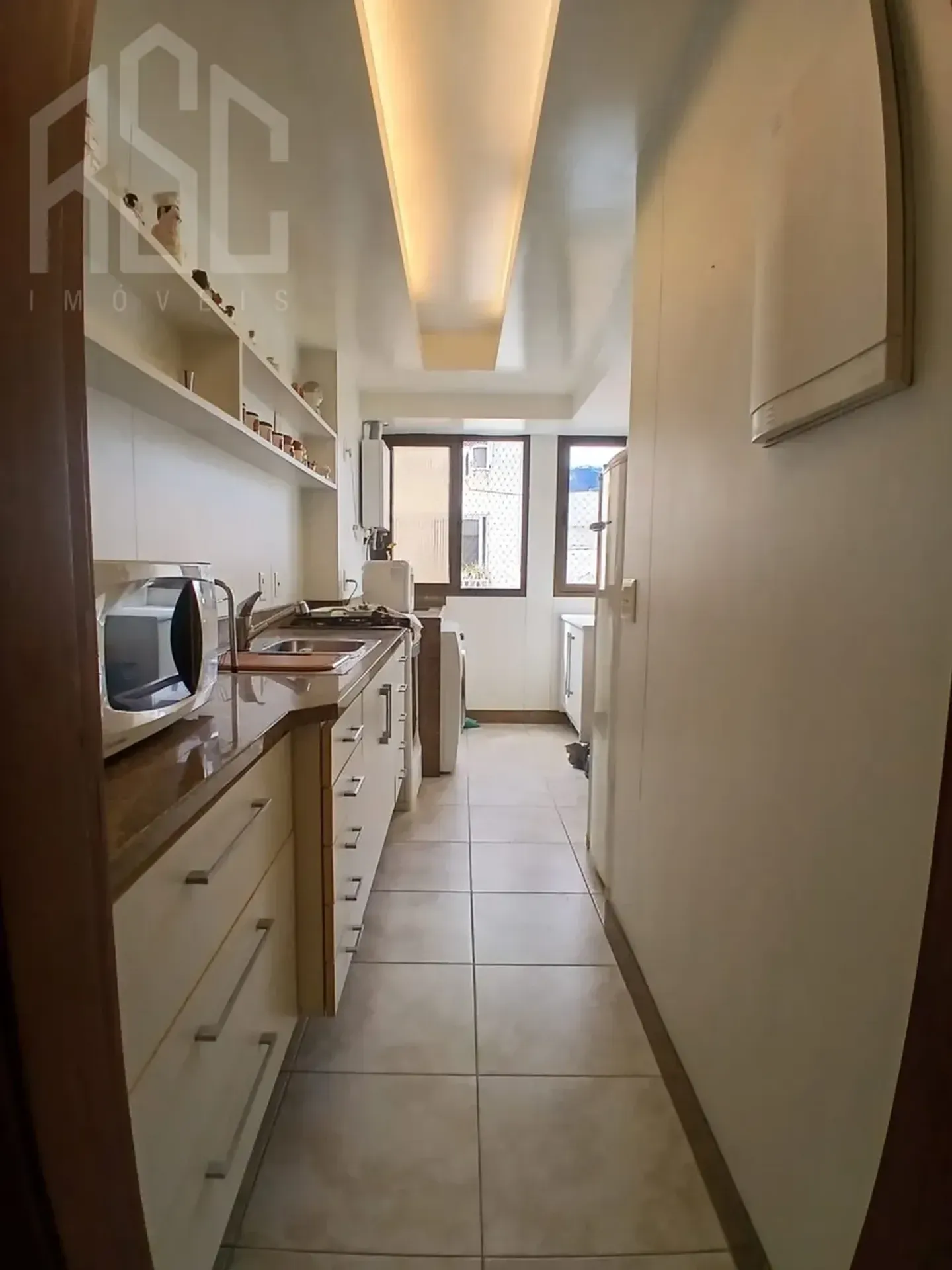 Balcony with a grill in a 2-bedroom apartment, 153 m² — photo 38