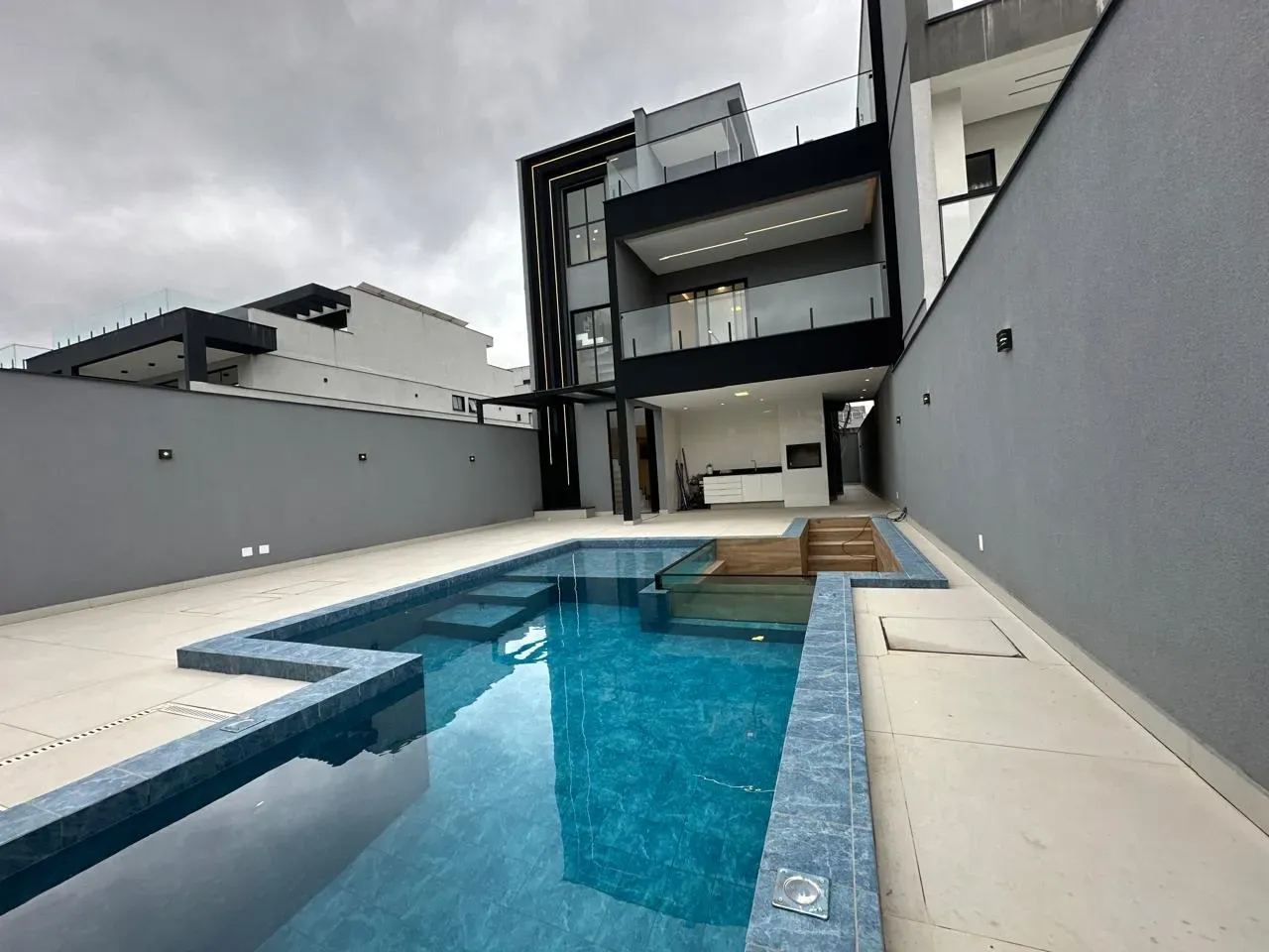 Private pool in a 5-bedroom house, 410 m² — photo 3