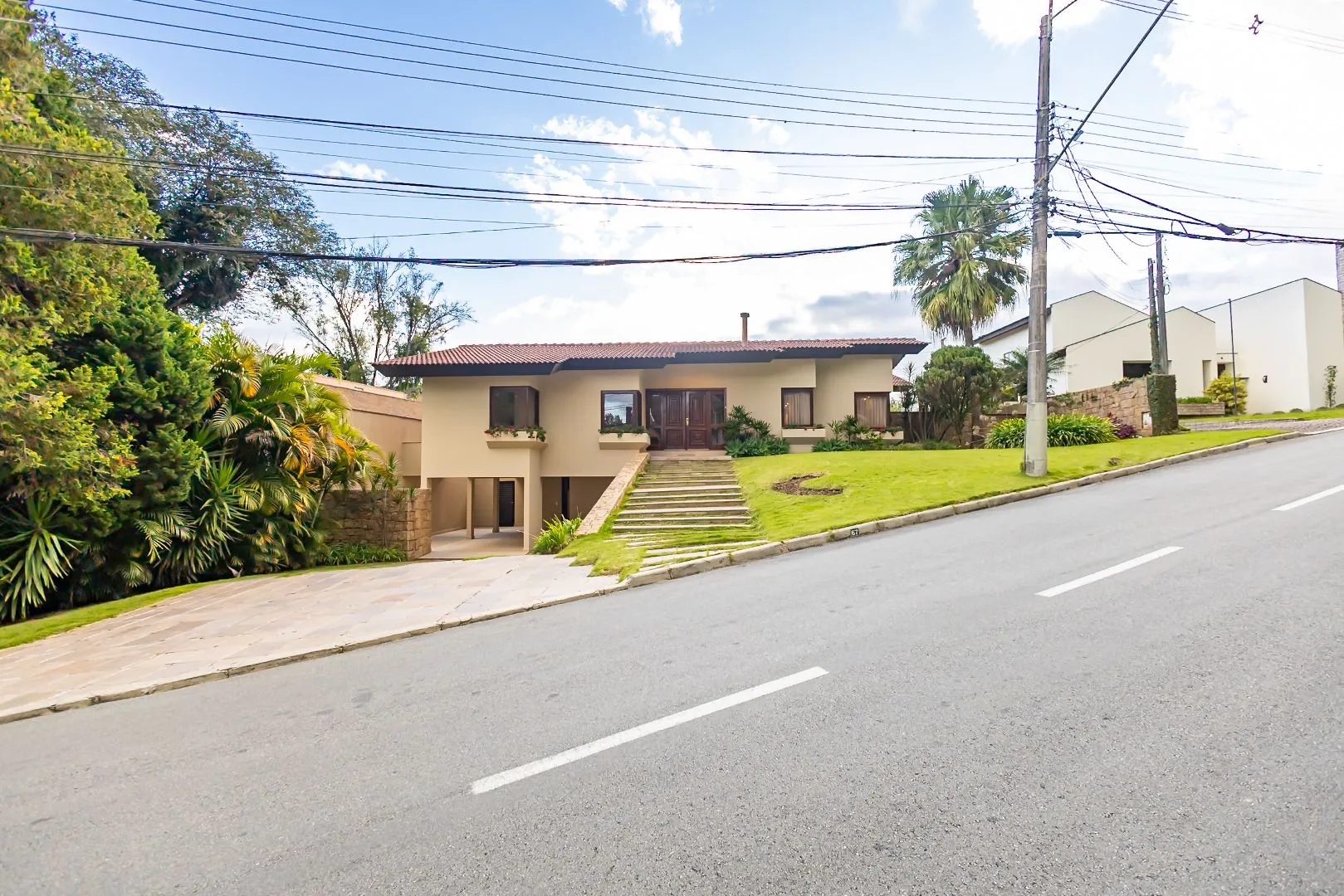 Rental house with 4 bedrooms and 5 bathrooms across 550 m² — photo 2