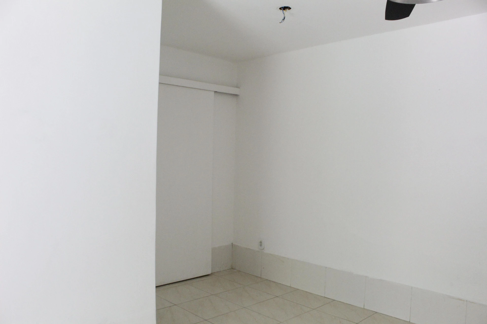 Unfurnished 2-bedroom apartment with a balcony — photo 32