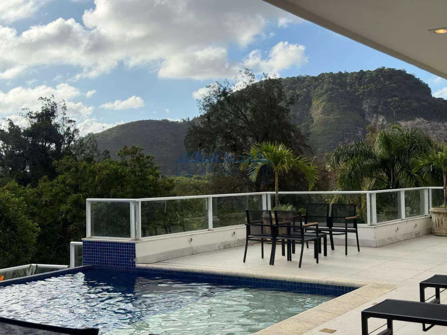 Furnished house with 4 en-suite bedrooms and 993 m² — photo 32