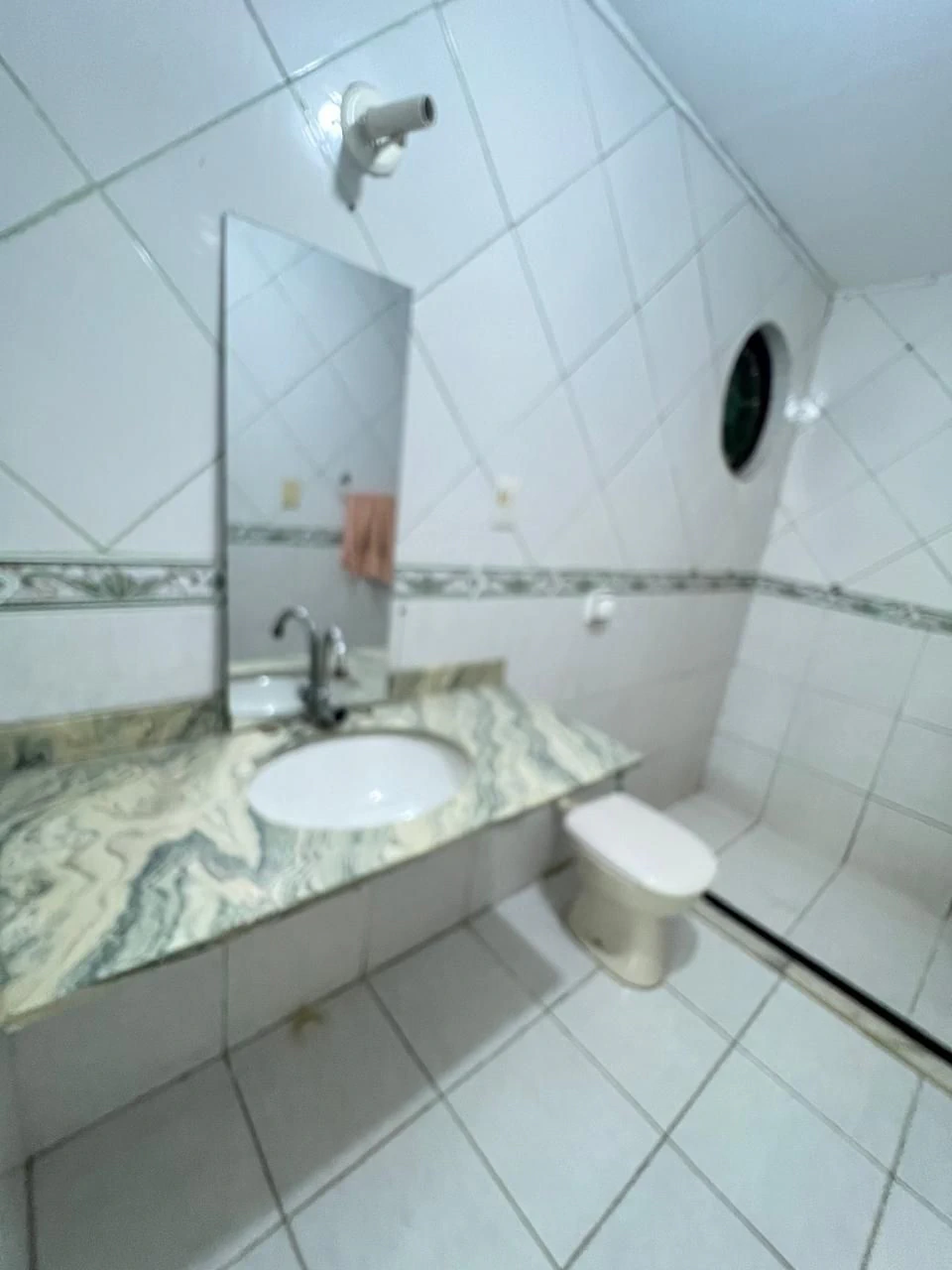 Rental house with 3 bedrooms, 2 suites, and balcony — photo 18