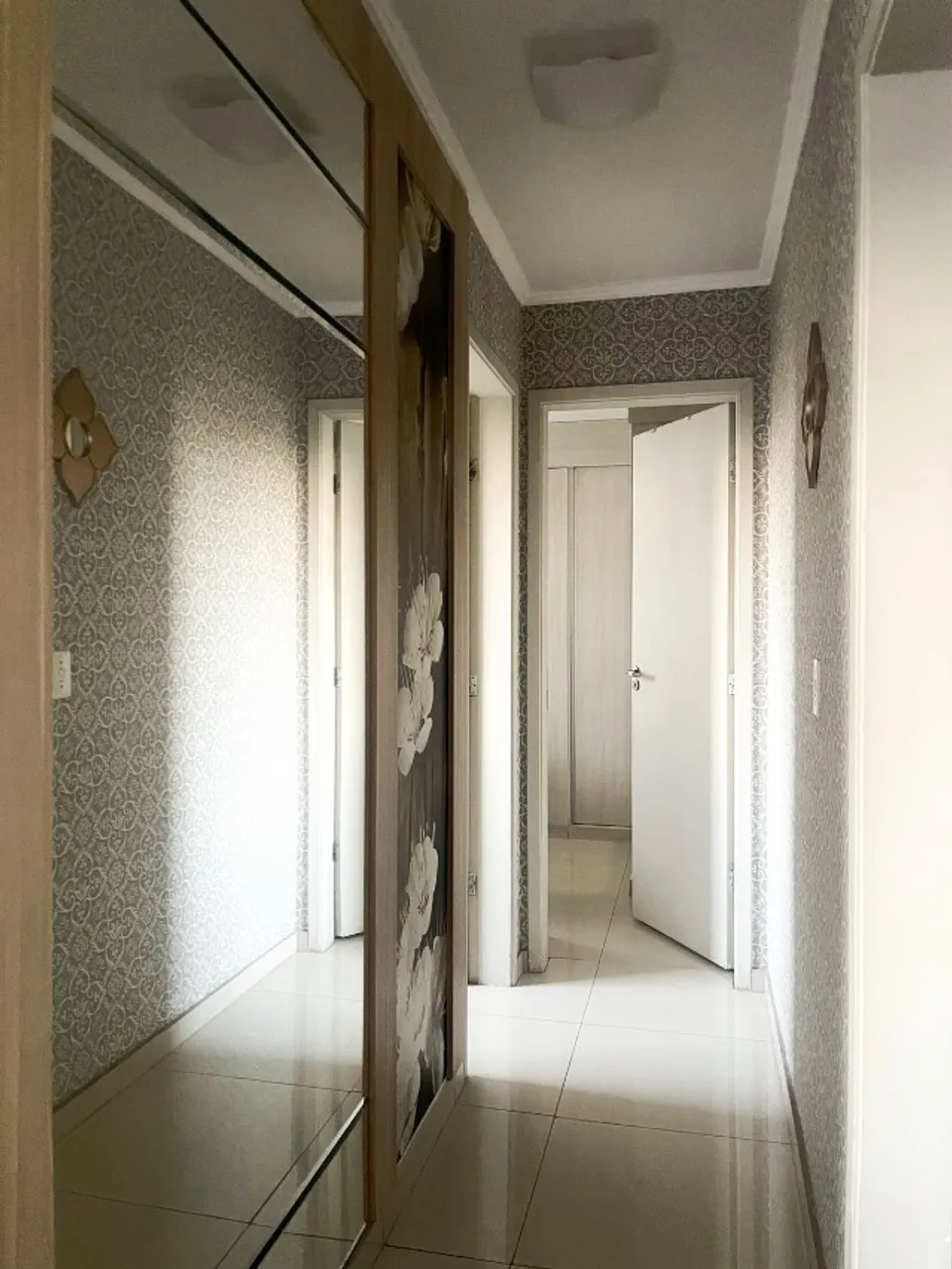 2-bedroom apartment in a building with a gym — photo 4