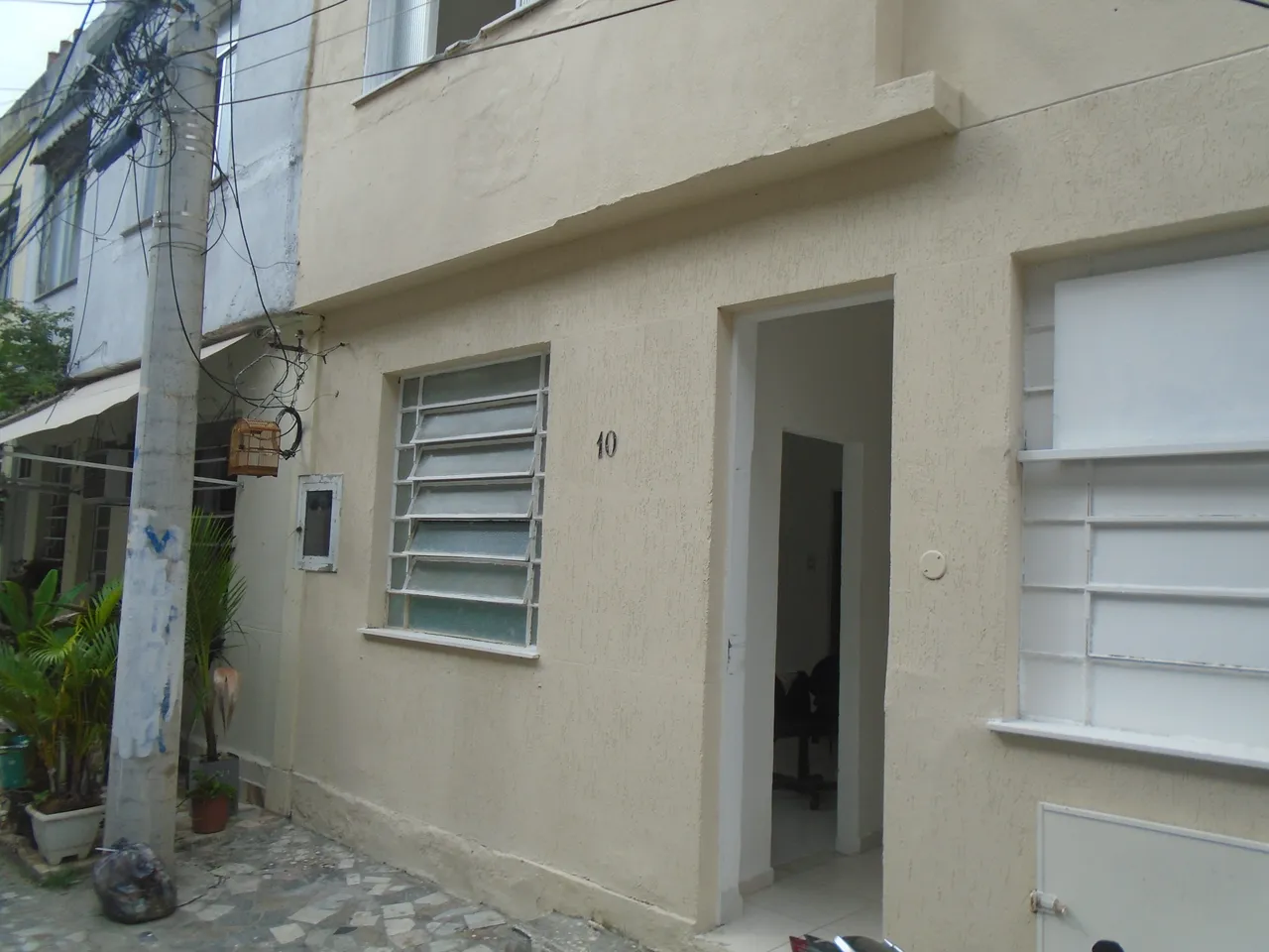Unfurnished house with 4 bedrooms and 1 bathroom