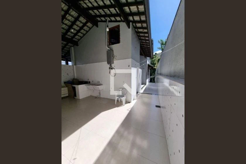 Balcony with a grill in a 3-bedroom house, 760 m² — photo 11