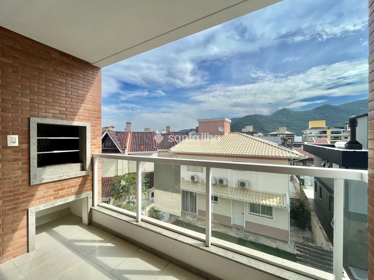 Balcony with a grill in a 2-bedroom apartment, 73 m² — photo 9