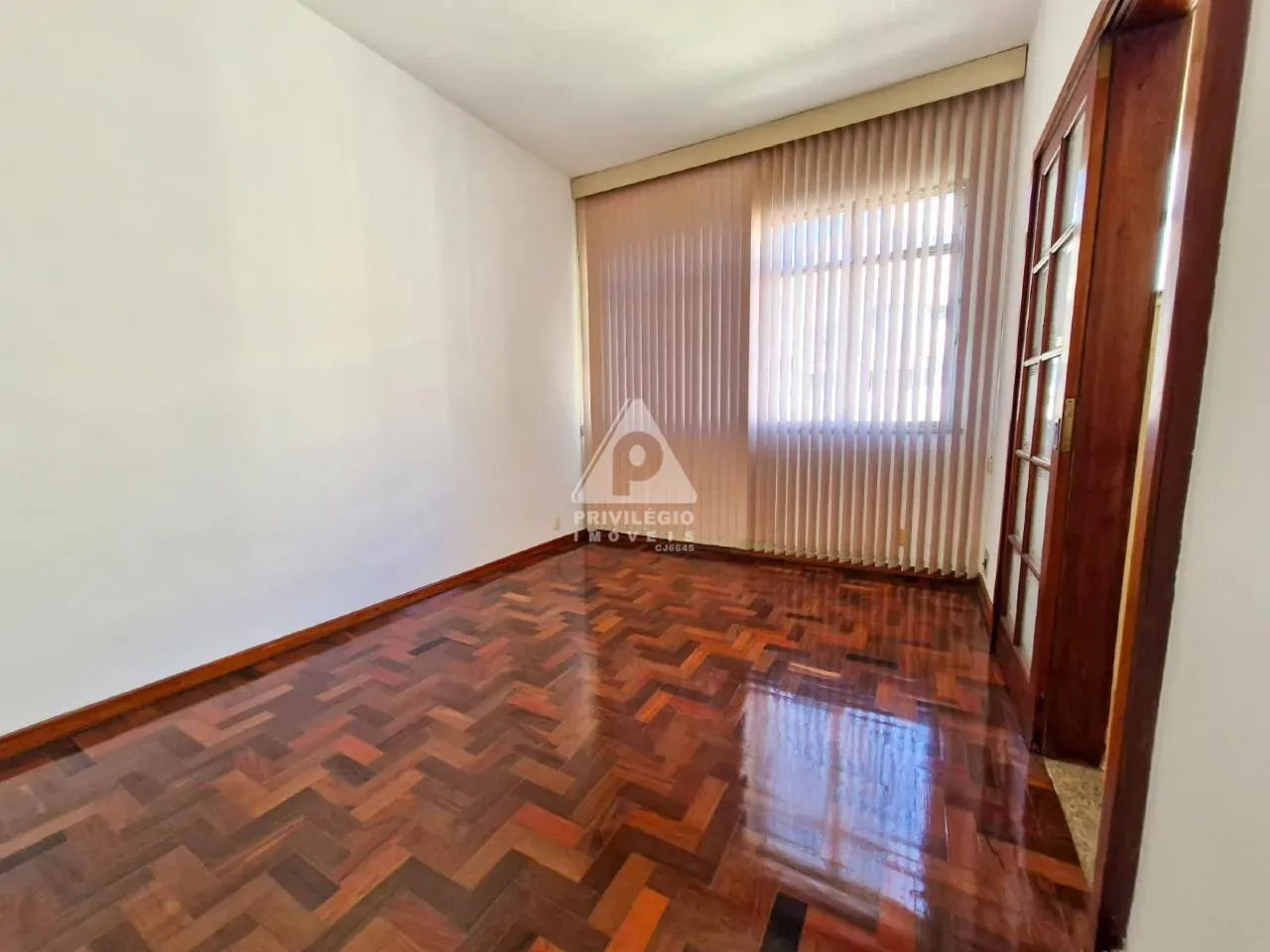 Wood or laminate floors in a 2-bedroom apartment, 60 m² — photo 8