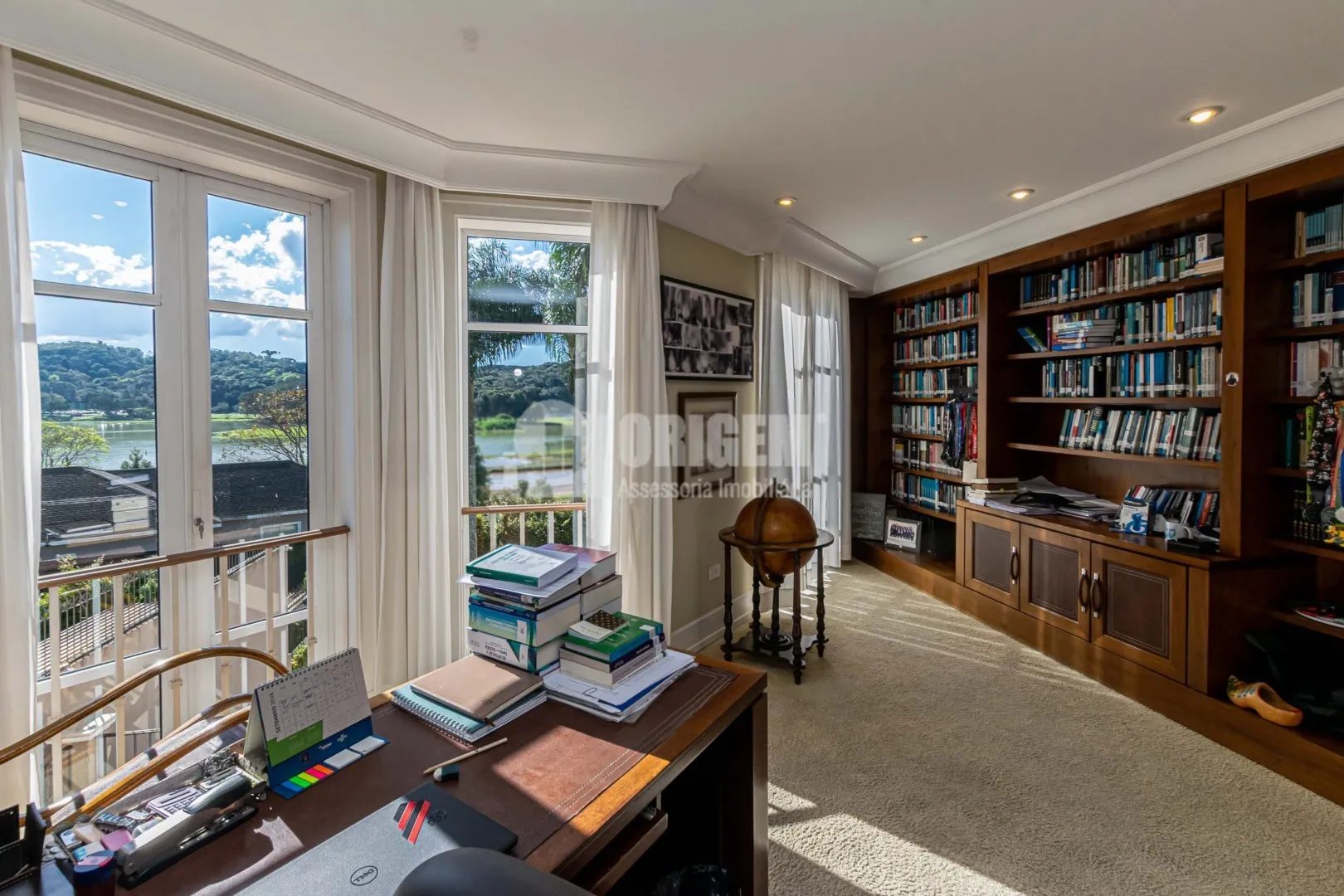 589 m² house with a bathtub and a water view — photo 15