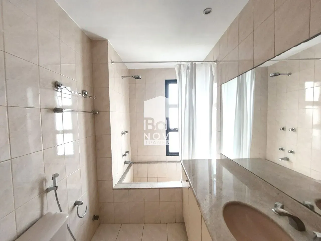 Unfurnished 161 m² apartment with a closed kitchen — photo 39