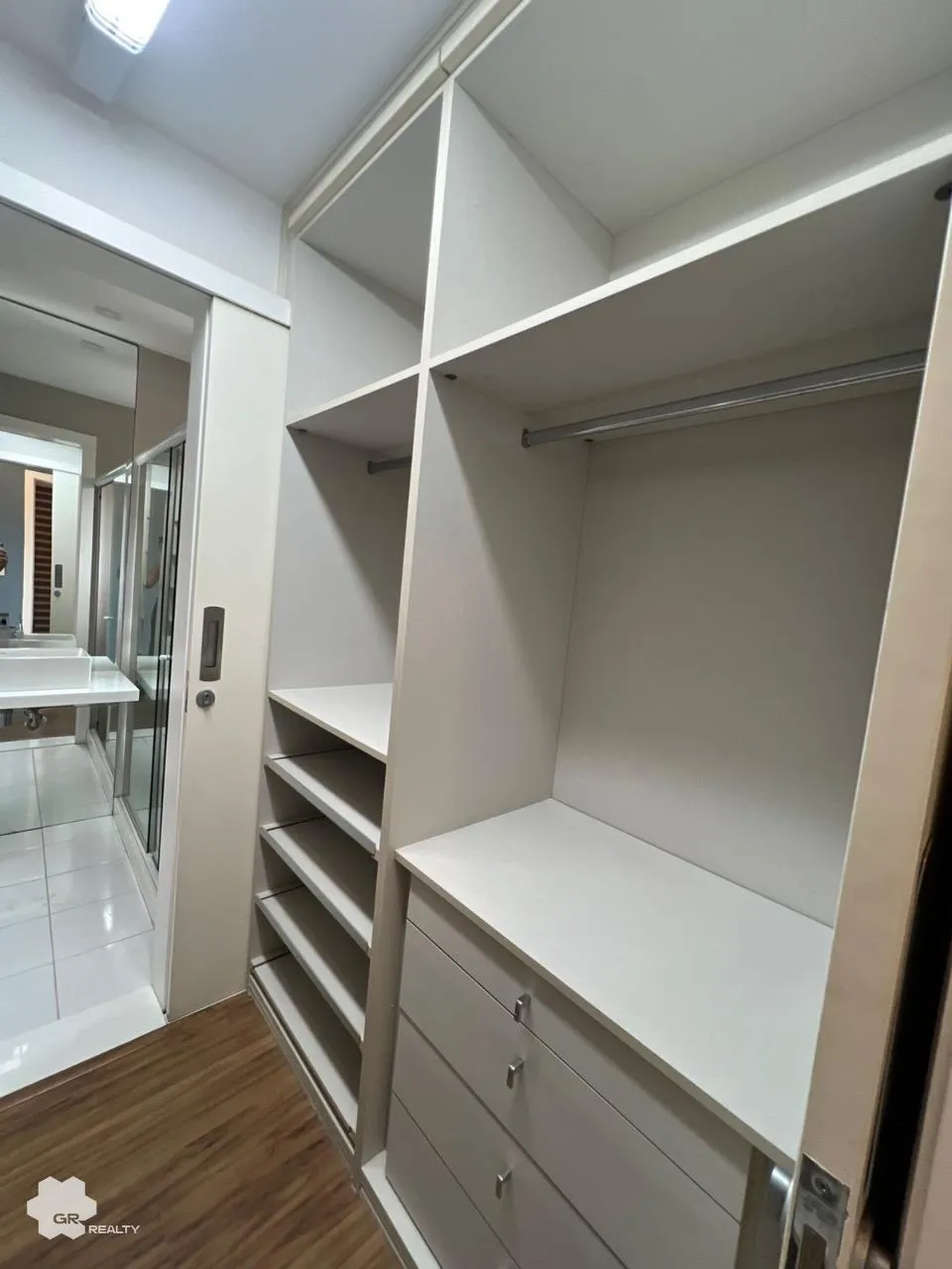 Condominium house with 5 bedrooms and open-plan kitchen — photo 13