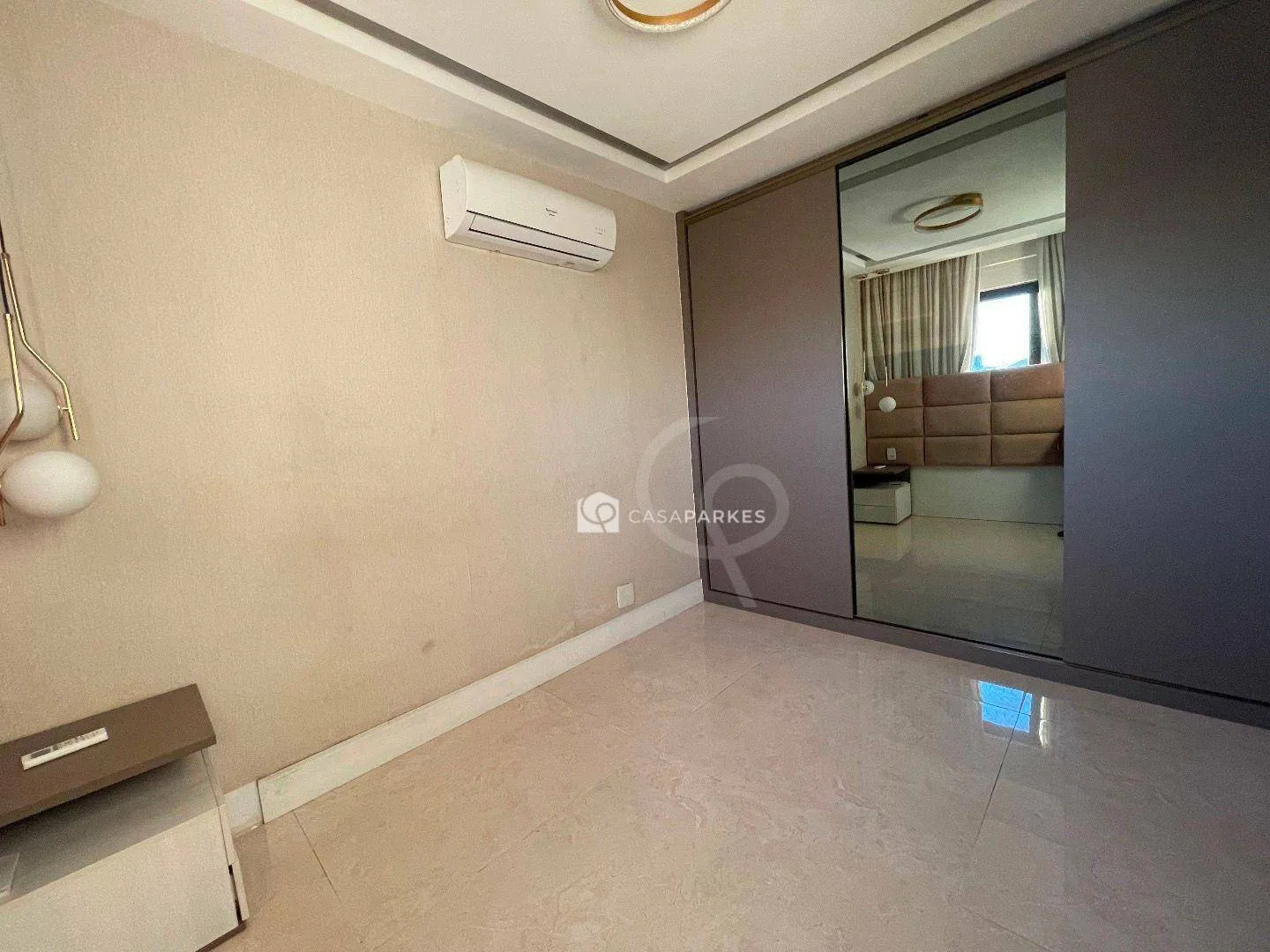 Balcony with a grill in a 3-bedroom apartment, 120 m² — photo 38