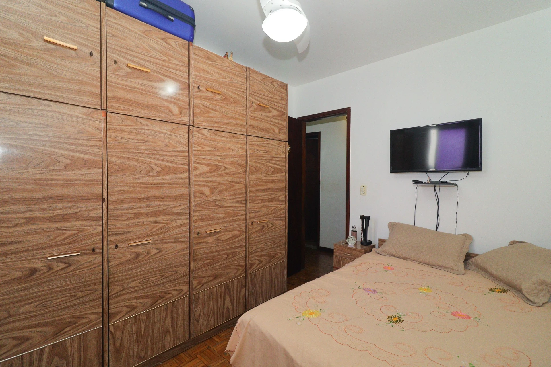 Furnished 3-bedroom apartment with balcony — photo 59