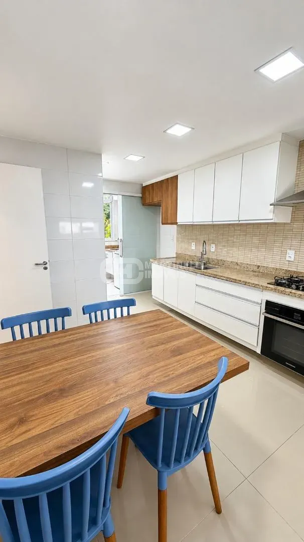 Balcony with a grill in a 3-bedroom apartment, 264 m² — photo 16