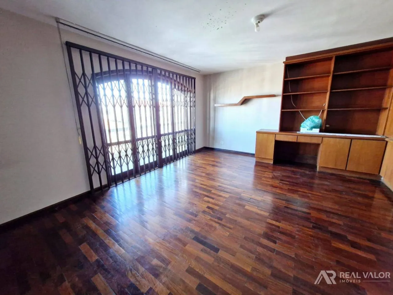 House with 5 bedrooms and 5 bathrooms, closed kitchen — photo 19