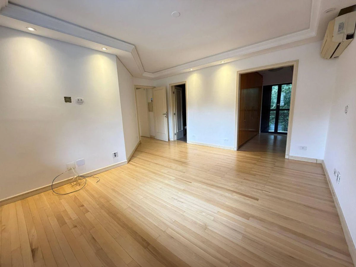 4-bedroom house with a bathtub — photo 27