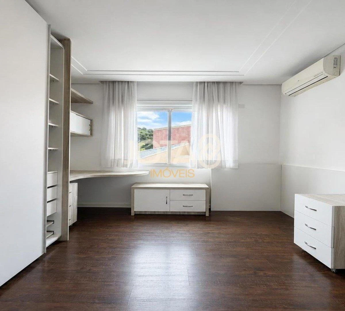 4-bedroom house with a glass-enclosed balcony in Curitiba — photo 6