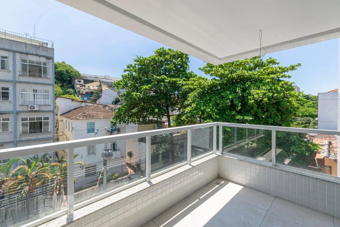 Balcony with a grill in a 2-bedroom apartment, 60 m² — photo 9