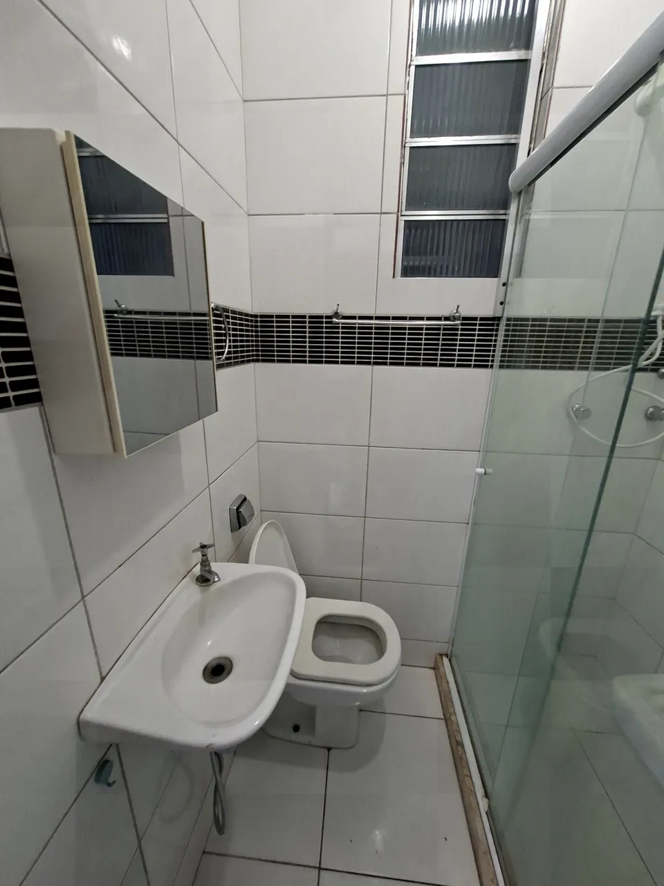 Apartment with a glass-enclosed shower and 1 bedroom — photo 13