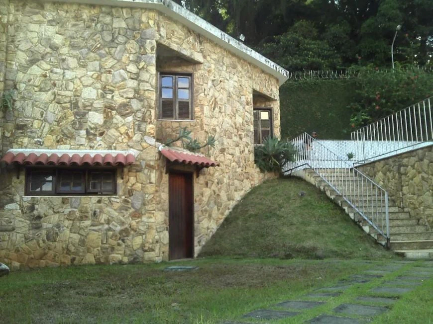 House with 5 en-suite bedrooms and 8 bathrooms — photo 9