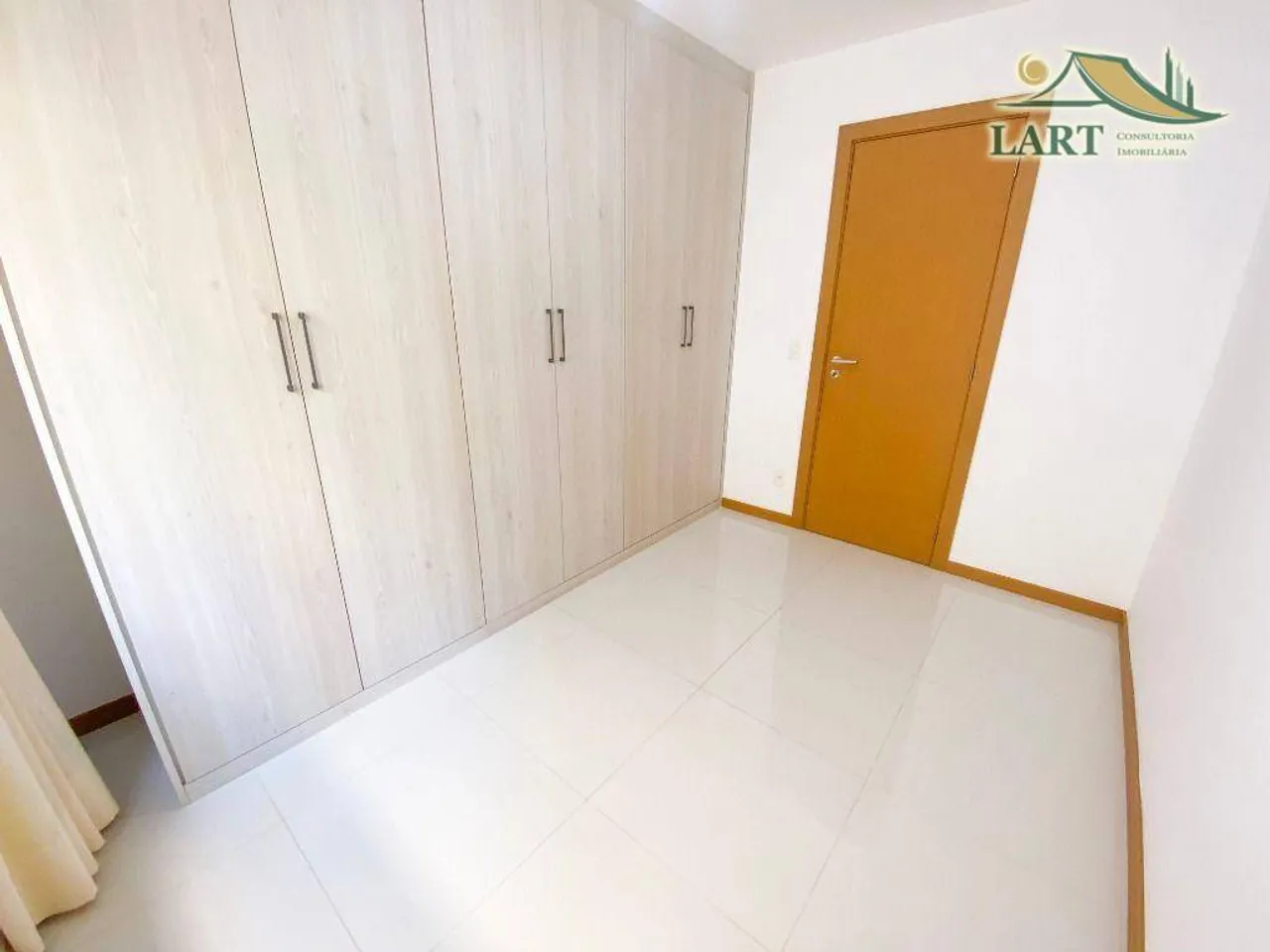 Apartamento sem mobília com 4 dormitórios e varanda — photo 2
