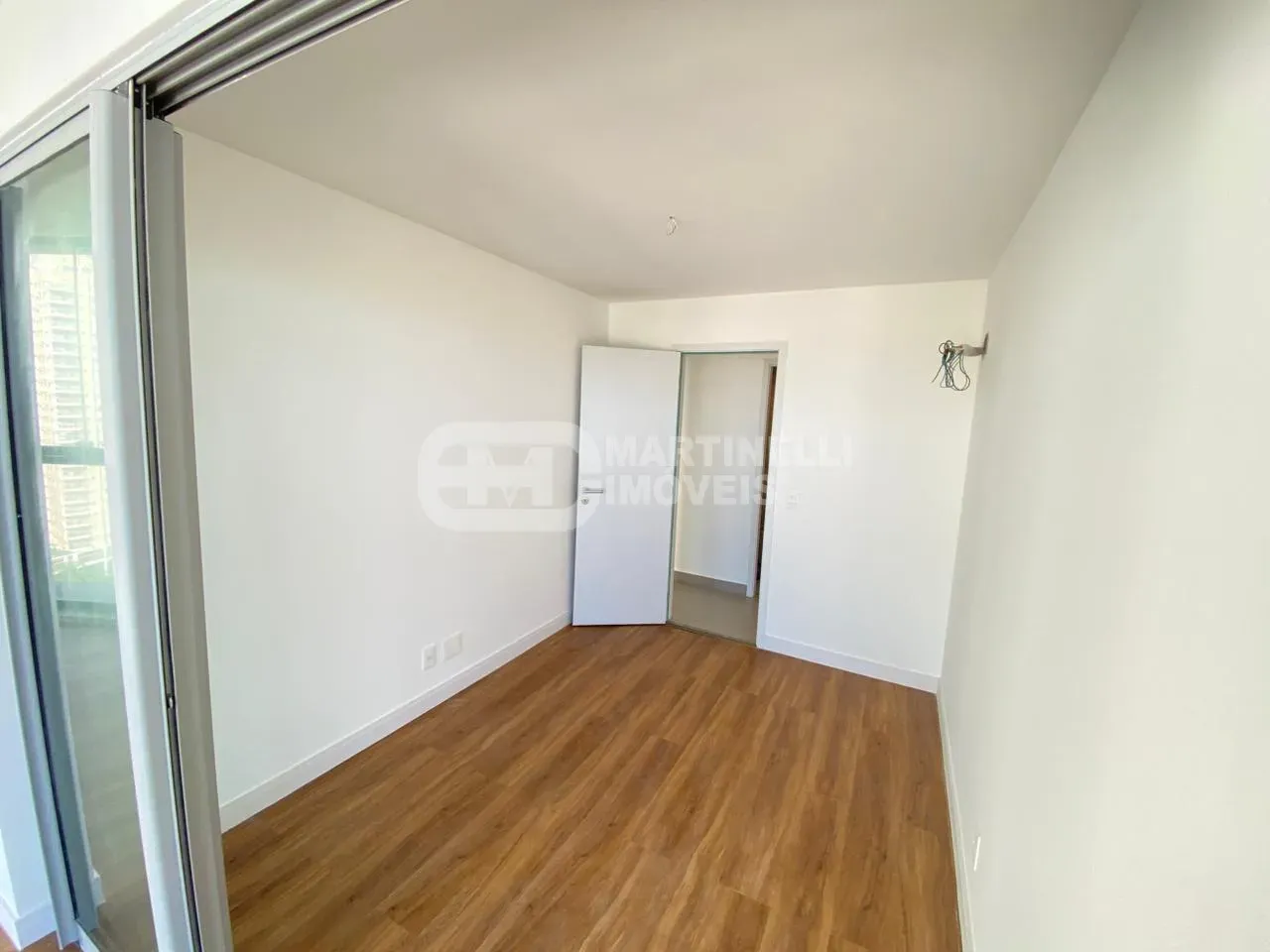 Glass-enclosed balcony in a 3-bedroom apartment, 119 m² — photo 4
