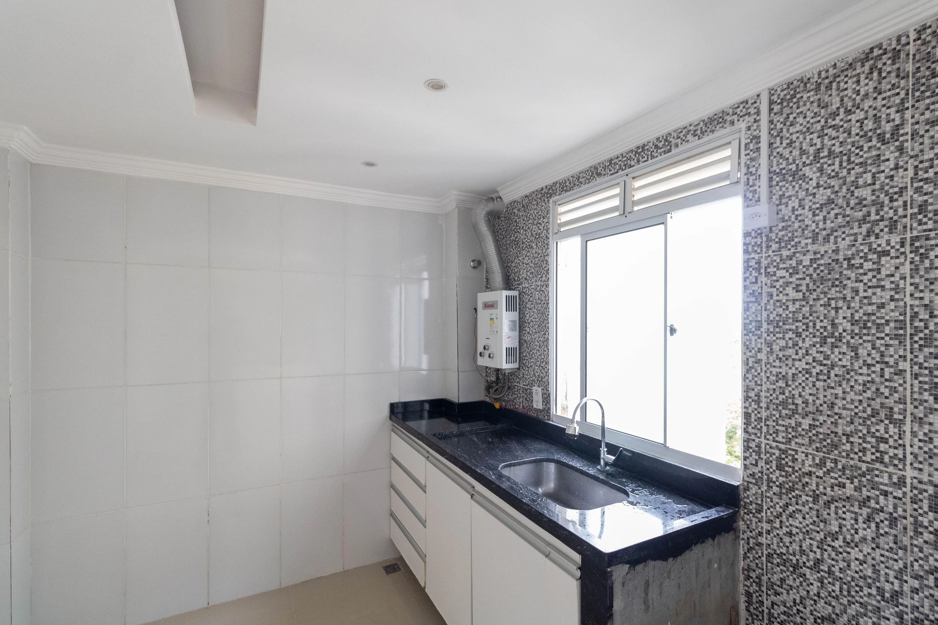 Walk-in closet in a 2-bedroom apartment, 43 m² — photo 3