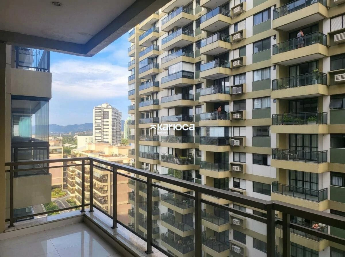 Glass-enclosed balcony in a one-bedroom apartment, 52 m²