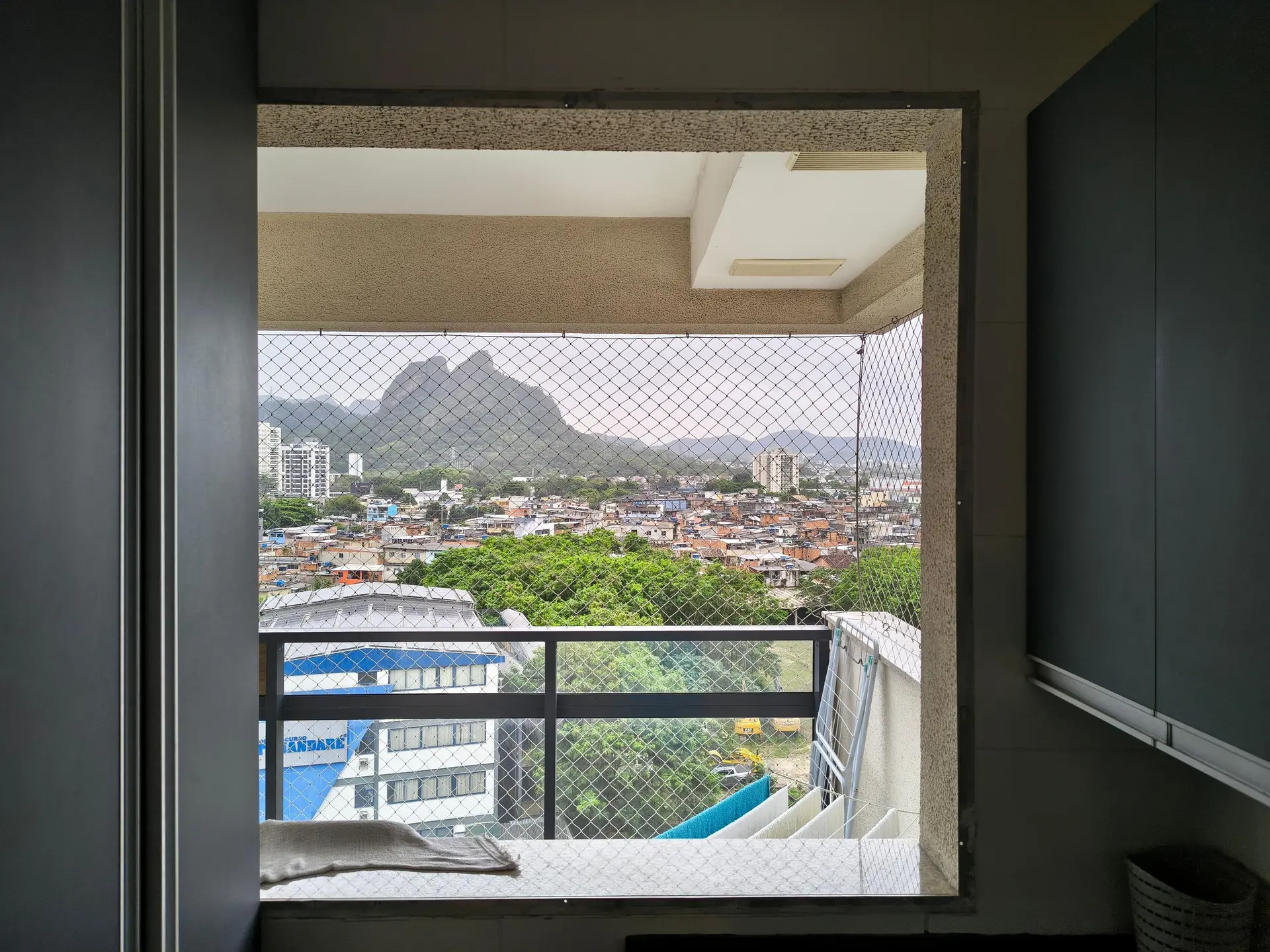 3-bedroom apartment with a mountain view — photo 39