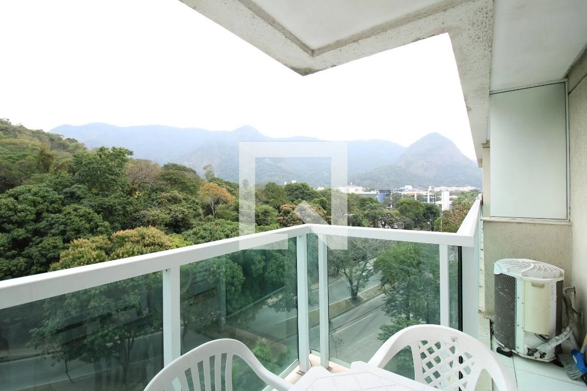 1-bedroom apartment with a glassed-in balcony — photo 5