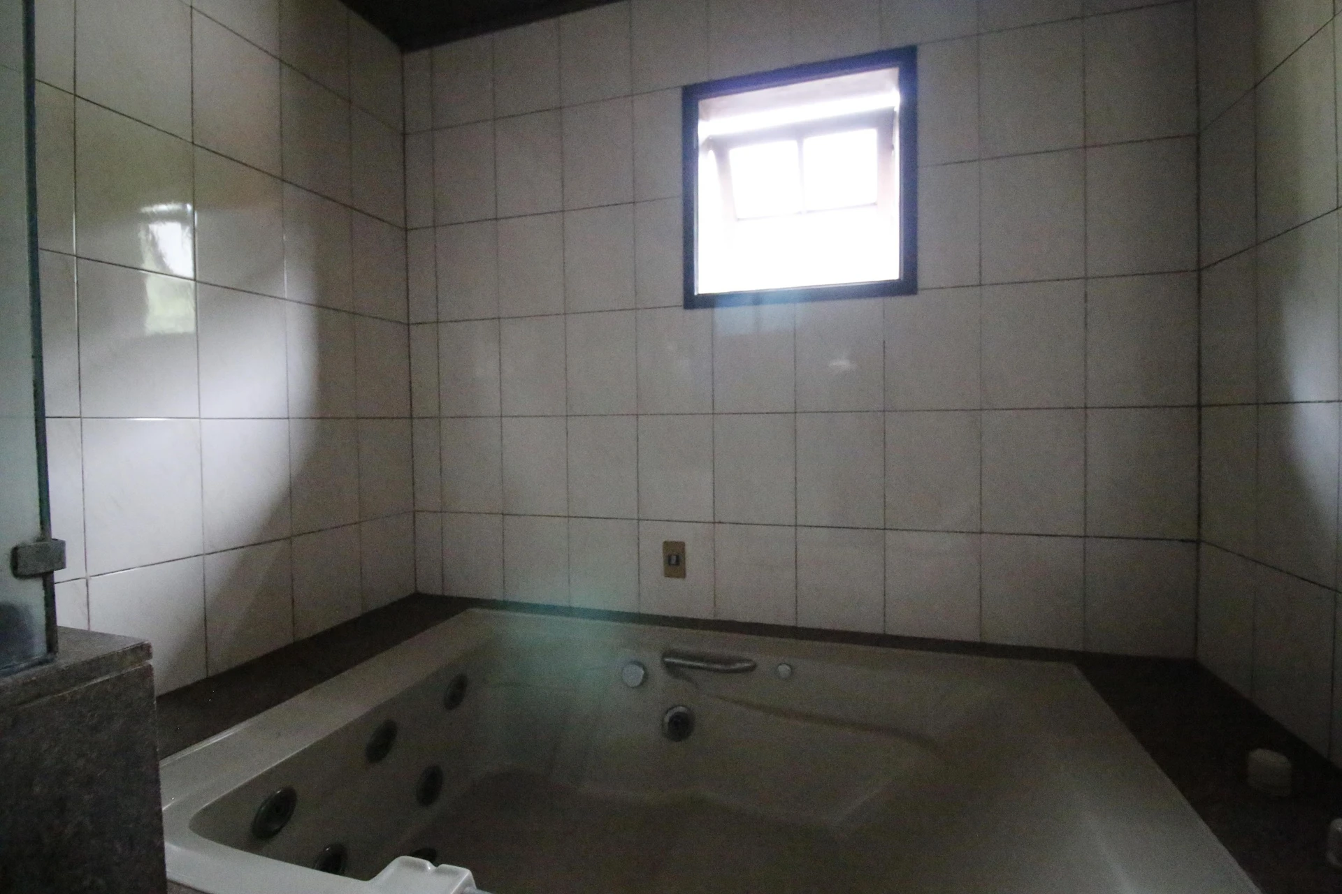 500 m² house with floor-to-ceiling windows and a bathtub — photo 73