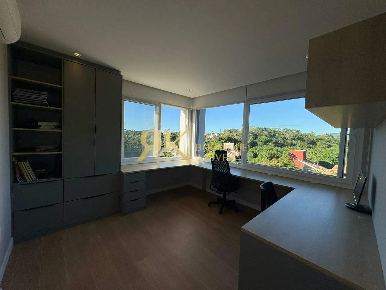 House with 4 en-suite bedrooms and a private pool — photo 12