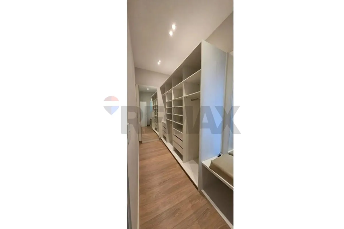 House, 250 m², with floor-to-ceiling windows — photo 16