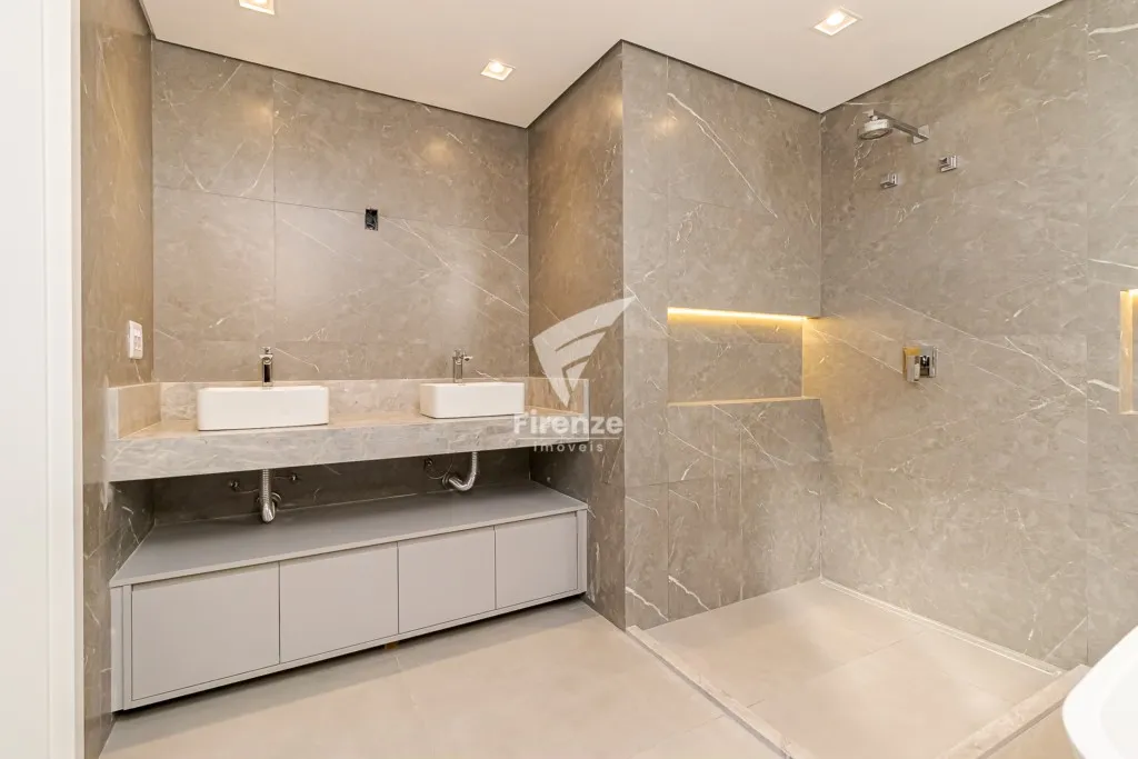 Furnished house with 4 bedrooms and 320 m² — photo 20