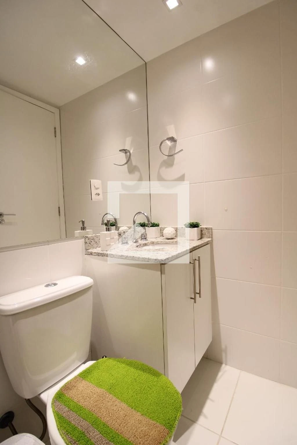 Furnished 2-bedroom apartment with glass balcony — photo 3