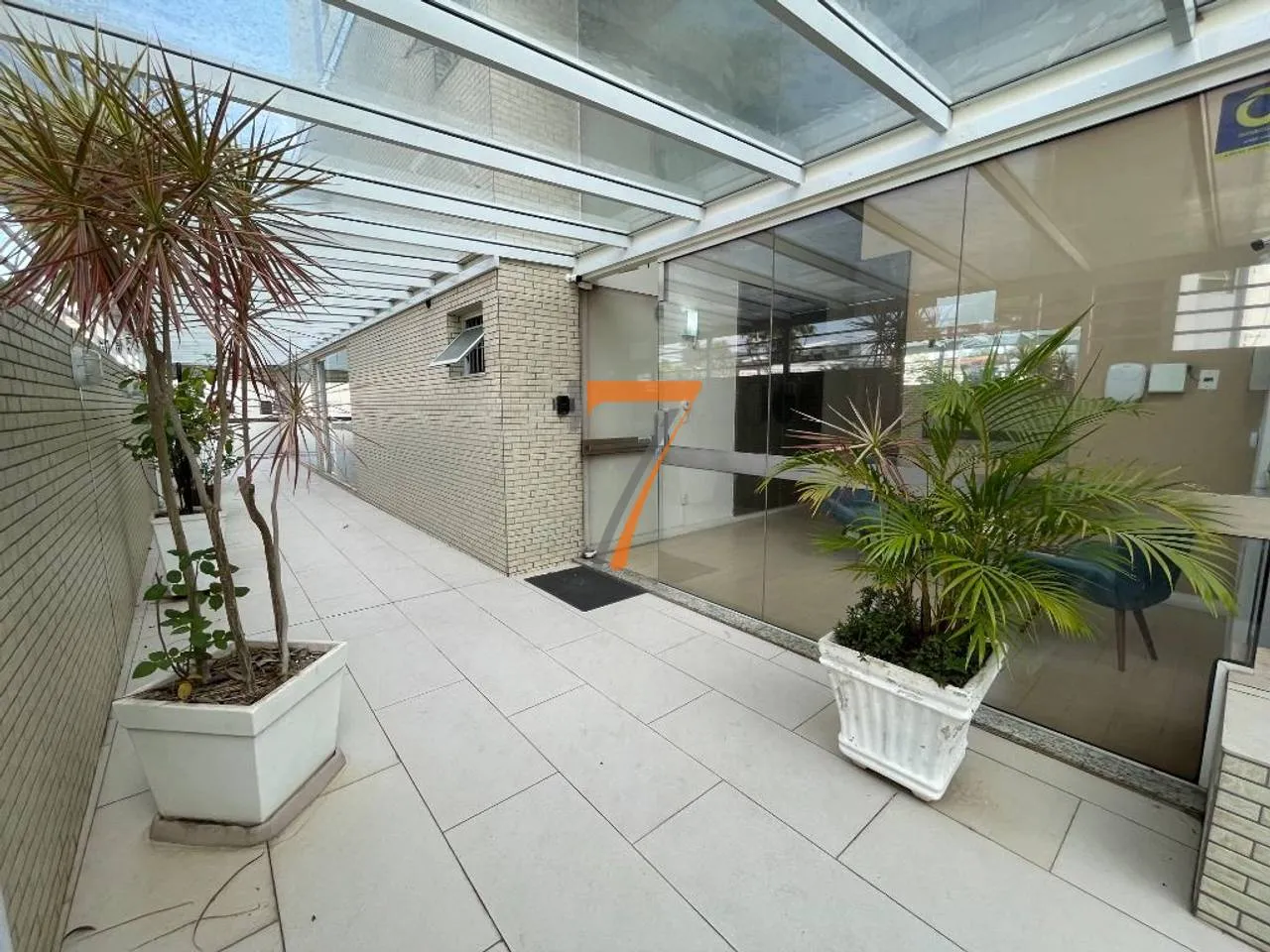 Furnished penthouse with 2 en-suite bedrooms and 210 m² — photo 6