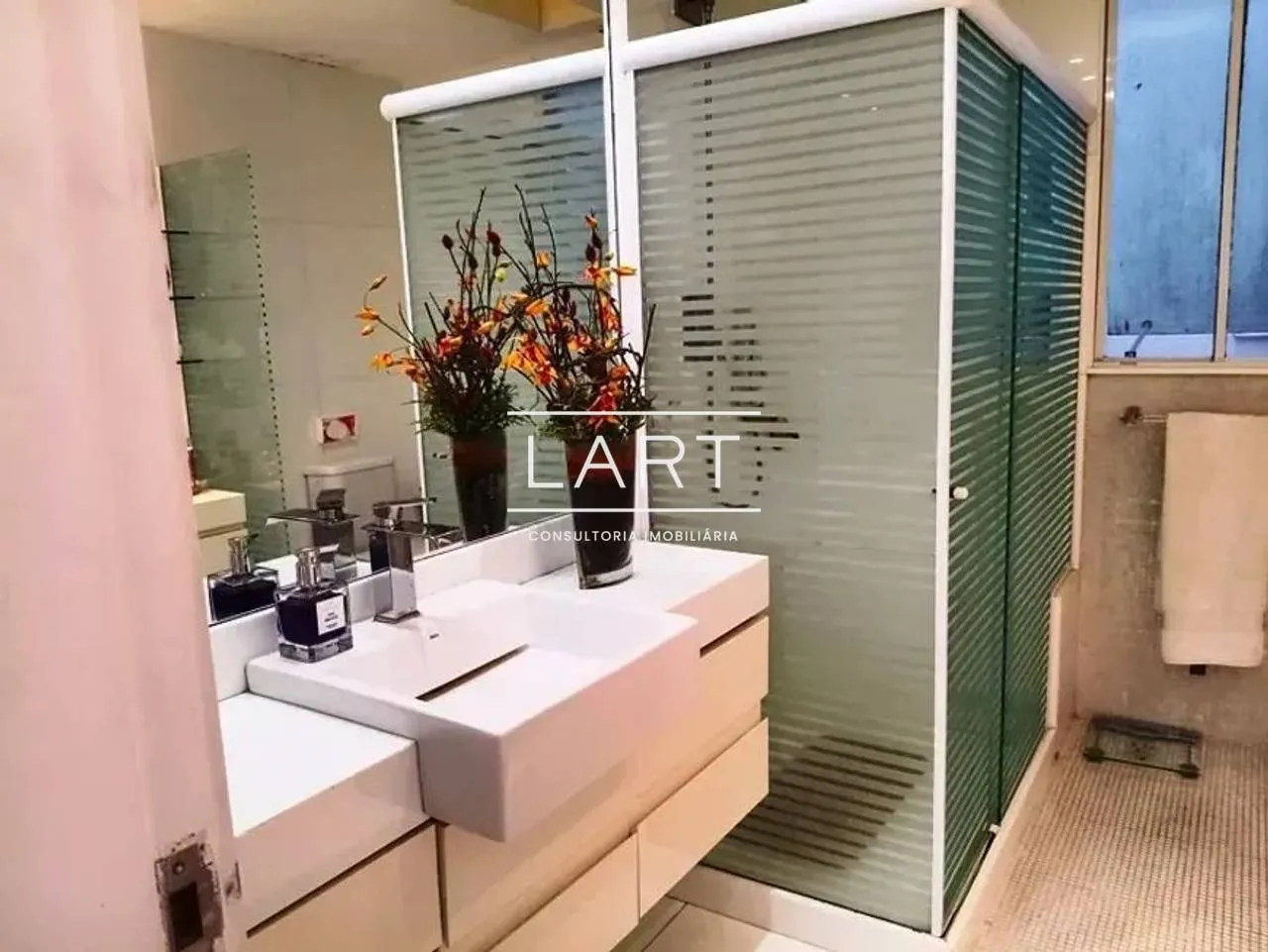 Furnished apartment, 250 m², with floor-to-ceiling windows — photo 31