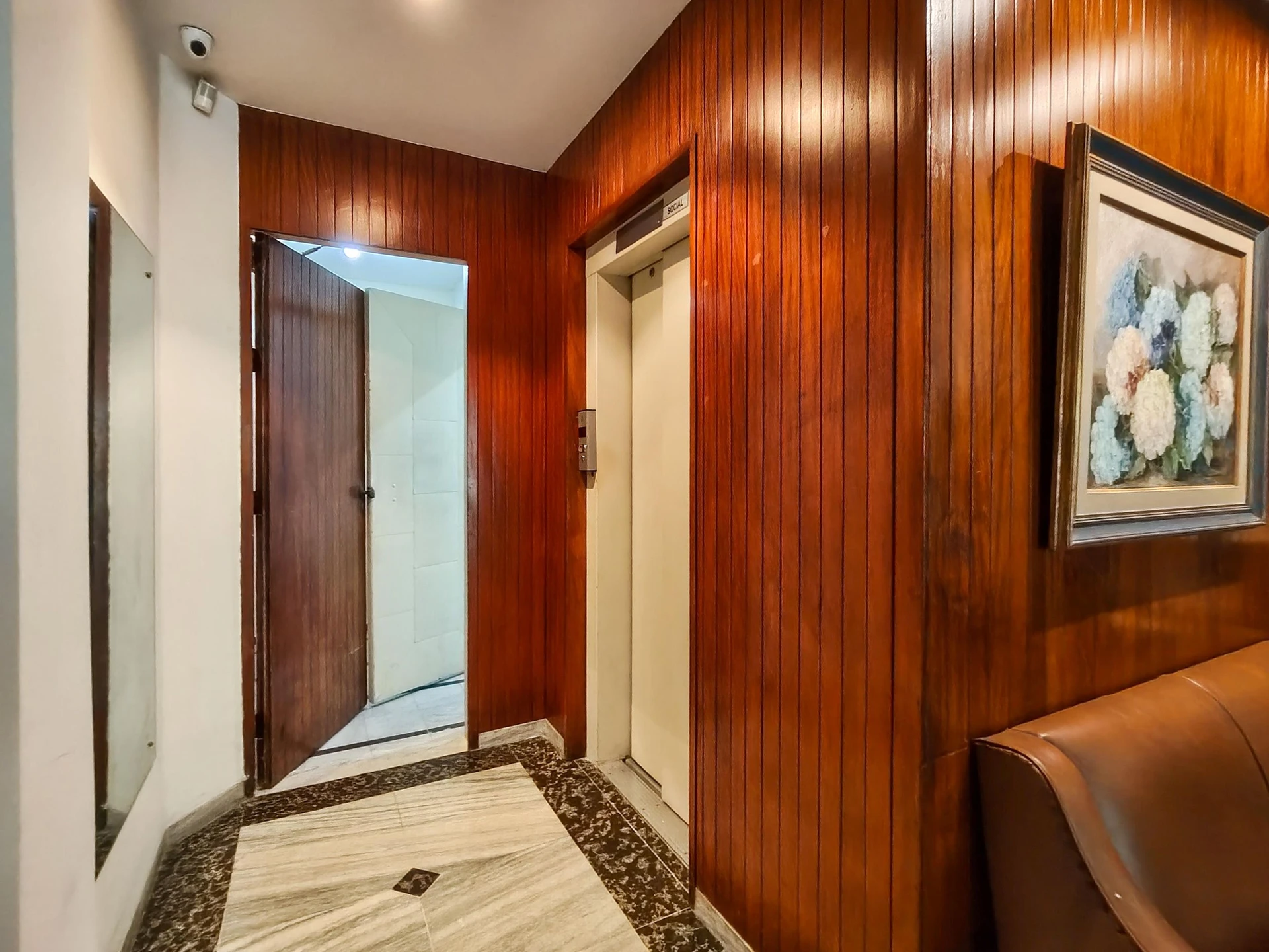 Balcony with a grill in a 3-bedroom apartment, 135 m² — photo 6