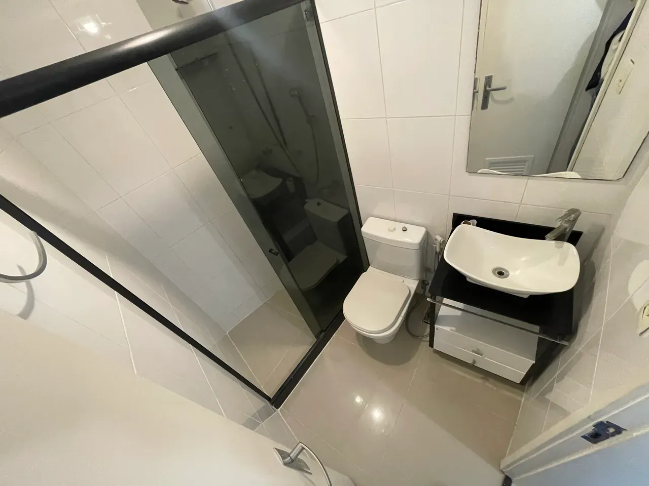 Unfurnished apartment with floor to ceiling windows — photo 42