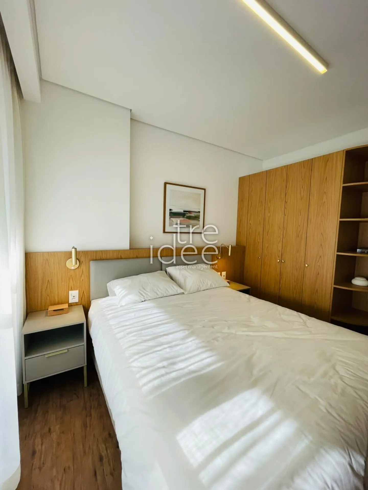 Furnished 1-bedroom apartment with an open-plan kitchen — photo 23