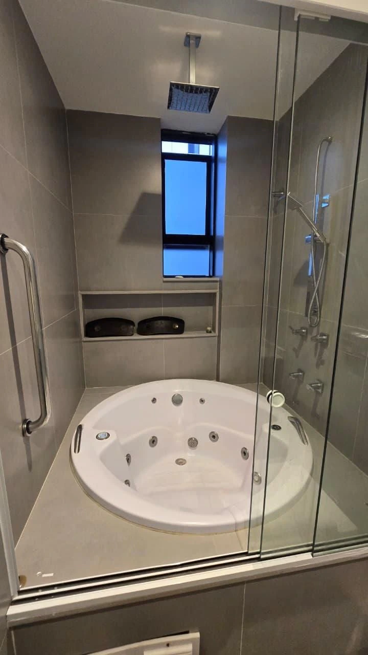 4-bedroom apartment in a building with a sauna — photo 11