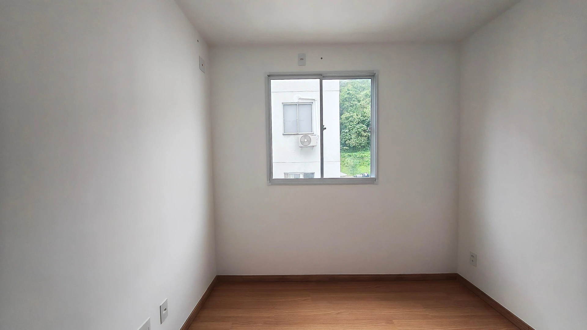 2-bedroom apartment with wood or laminate floors — photo 15