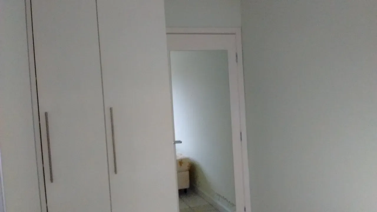 One-bedroom apartment in a building with a gym — photo 13