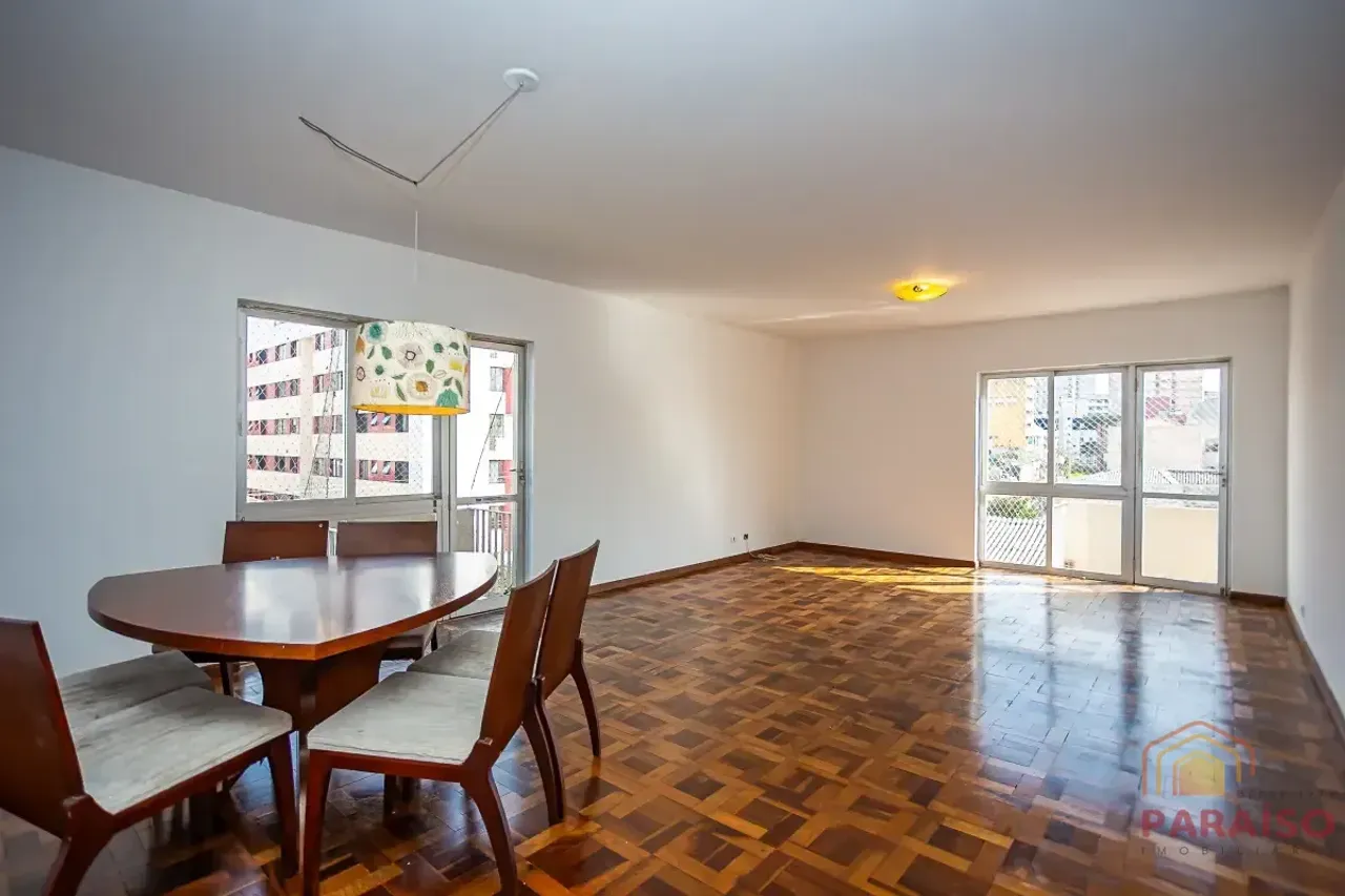 202 m² apartment with 3 bedrooms and a balcony