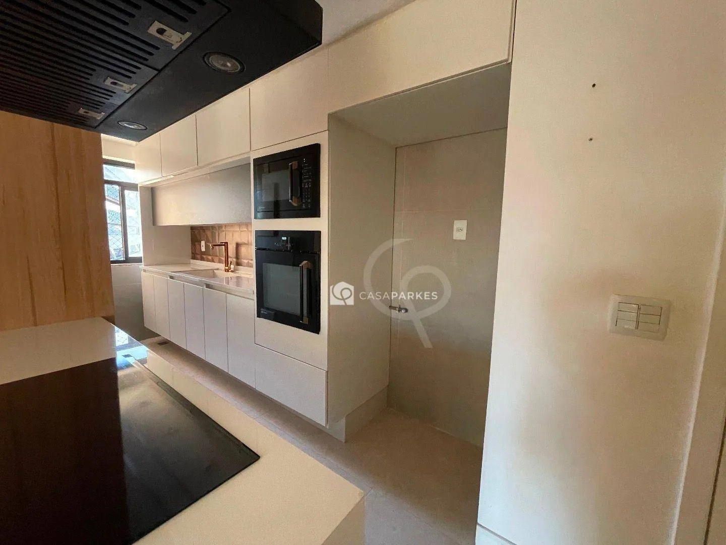 Balcony with a grill in a 3-bedroom apartment, 120 m² — photo 60