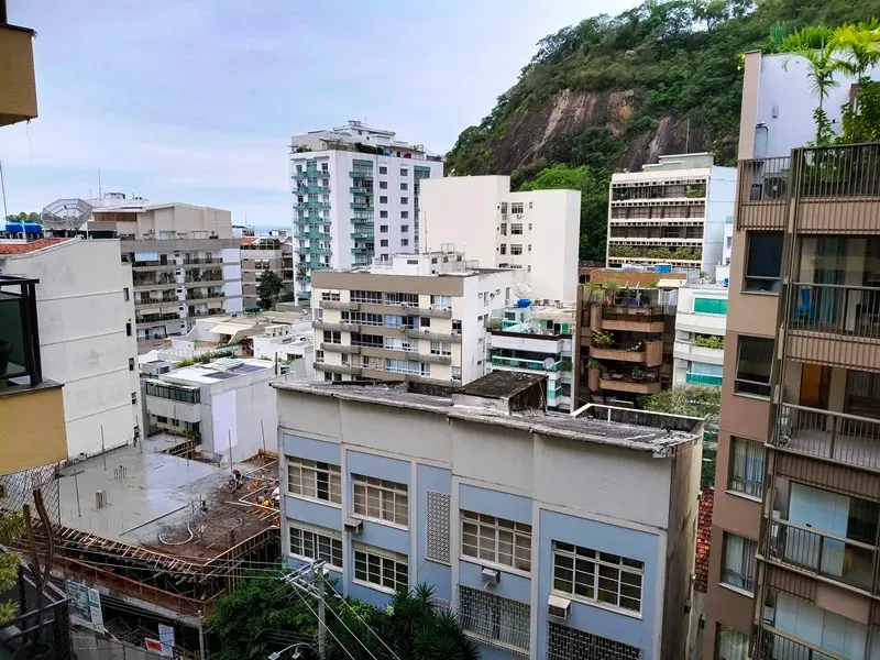 Apartment with 4 bedrooms and a enclosed glass balcony — photo 10