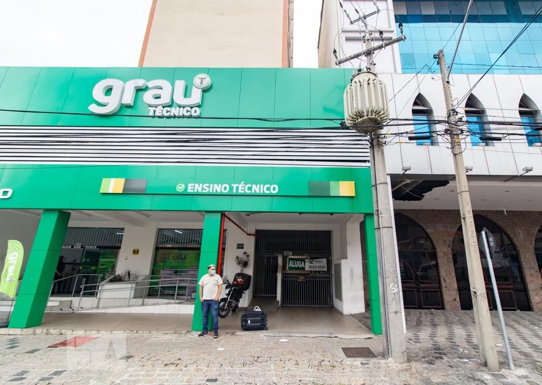 2-bedroom apartment with wood or laminate floors in Curitiba — photo 25