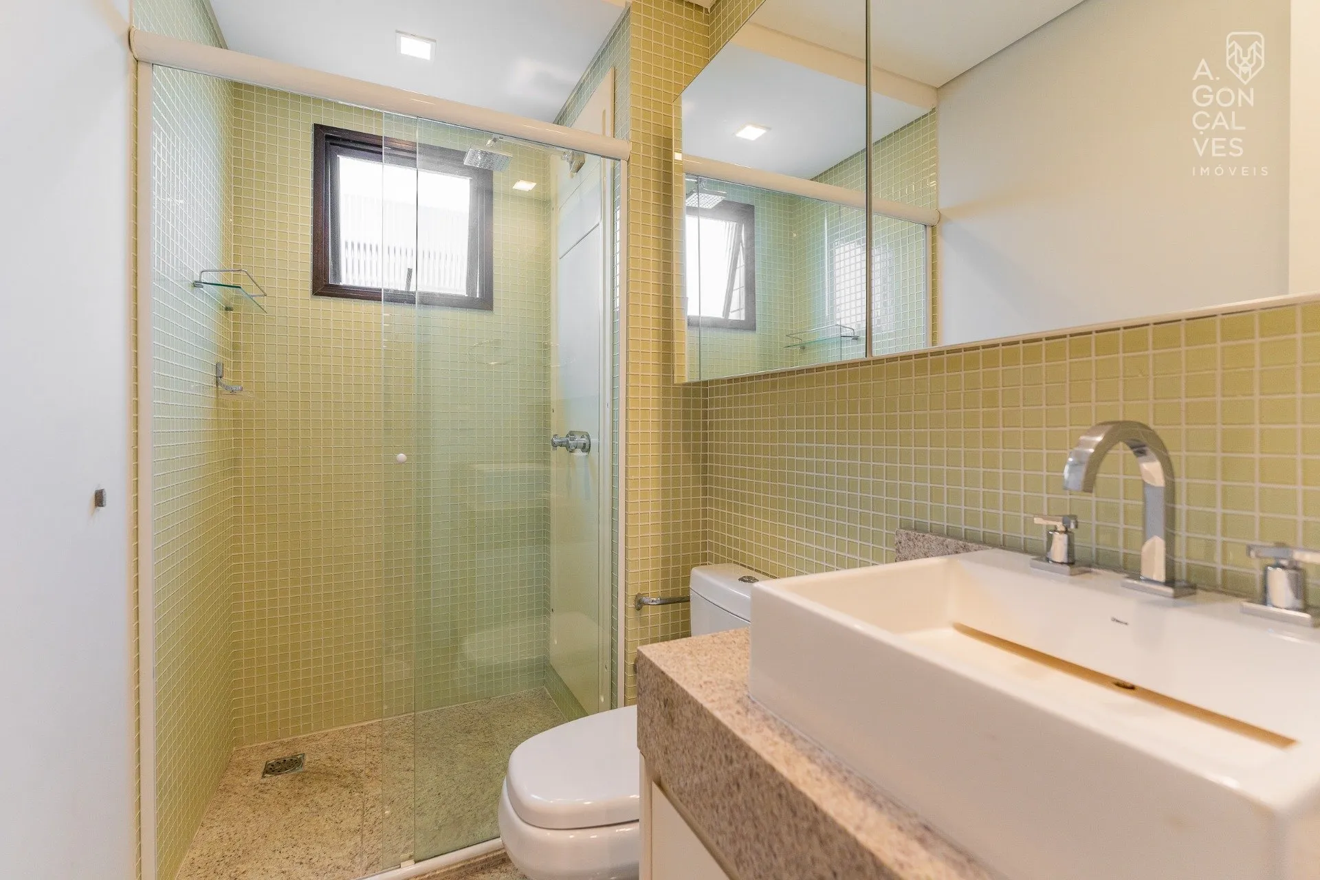 Furnished apartment with 4 bedrooms and 4 bathrooms — photo 23